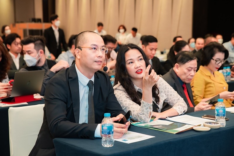 ong-pham-minh-toan-ceo-vipf-ba-nguyen-thi-thanh-hoa-gd-vicoreal-1650972671.jpg