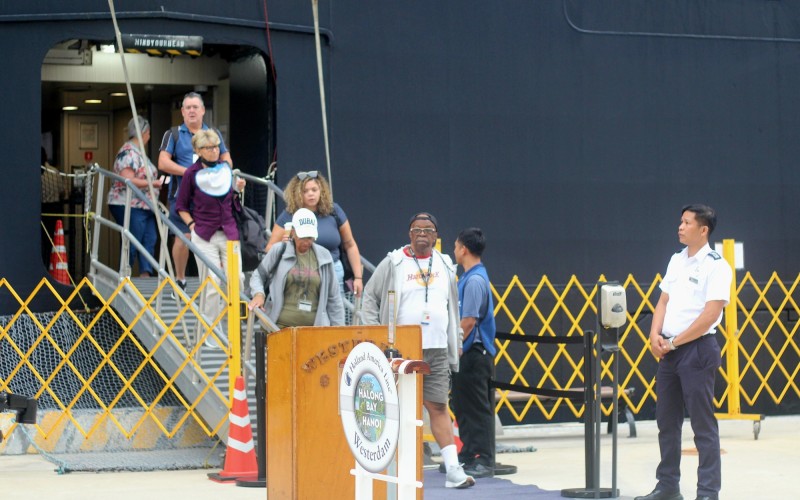 Hai siêu du thuyền hạng sang đưa 3.100 khách du lịch quốc tế đến Quảng Ninh