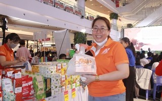 Khách tham quan hào hứng trải nghiệm sản phẩm mới tại gian hàng Saigon Co.op