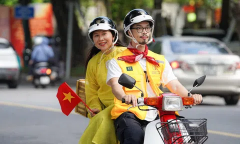 Độc lạ tour xe Độc lập khám phá Hà Nội trên xe Cub đỏ lừng lẫy một thời