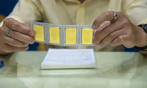 Giá vàng miếng SJC vọt lên 128 triệu đồng/lượng dù giá vàng thế giới đi xuống