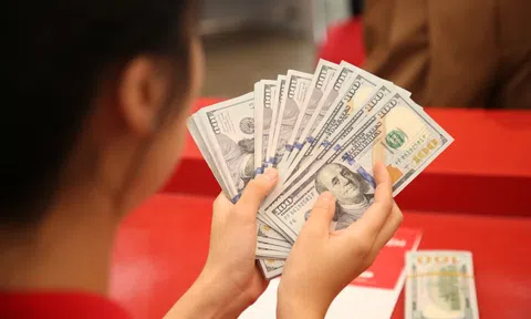 Trưa 25-9, ngân hàng thương mại đẩy giá USD lên kịch trần