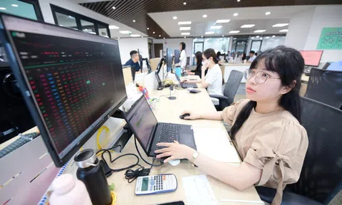 Lợi nhuận bùng nổ, nhà đầu tư chứng khoán vẫn nơm nớp 'sóng ngầm'