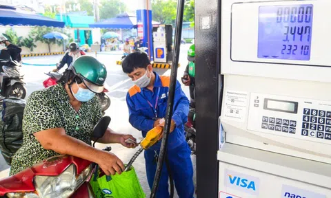 Giá xăng RON95-III giảm gần 500 đồng/lít