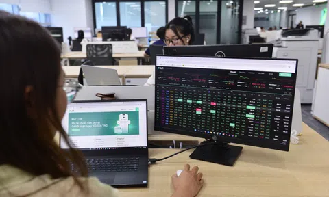 Vì sao chứng khoán Việt Nam bất ngờ tăng mạnh top đầu khu vực?