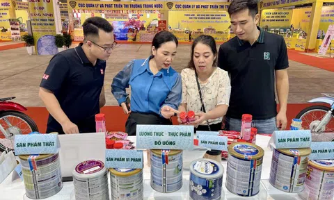 Người tiêu dùng hào hứng phân biệt hàng thật-giả tại Triển lãm sắc Thu Quảng Ninh 2025