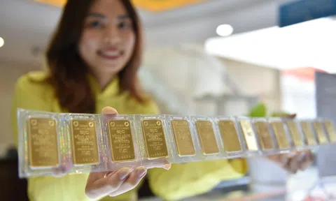 Giá vàng thế giới vượt 4.700 USD/ounce, giá bạc cũng hướng đến ngưỡng 100 USD/ounce