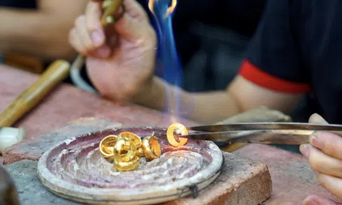 Giá vàng hôm nay 2-2 tiếp tục lao dốc khi mở cửa tuần mới, bạc tăng trở lại