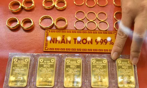 Giá vàng thế giới tăng mạnh, vượt 4.900 USD/ounce