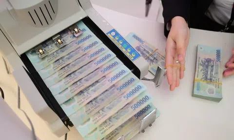 Lãi suất liên ngân hàng tăng vọt rồi quay đầu giảm nhanh, đâu là điểm nhà đầu tư cần lưu ý?