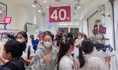 Chen chân đến nửa đêm để sắm đồ diện Tết tại TP.HCM