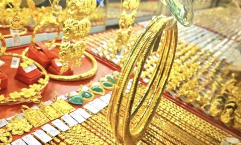 Giá vàng trong nước neo đỉnh dù giá thế giới lao dốc