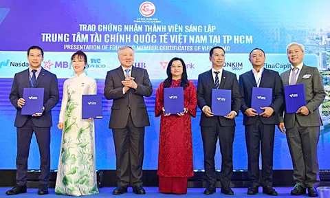 Từ 'người tiếp nhận vốn' sang 'người tham gia kiến tạo thị trường'