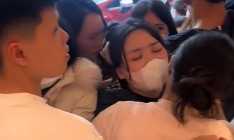 Chen lấn mua áo dài Tết, giá bị đẩy thêm tới 700.000 đồng trên 'chợ đen'