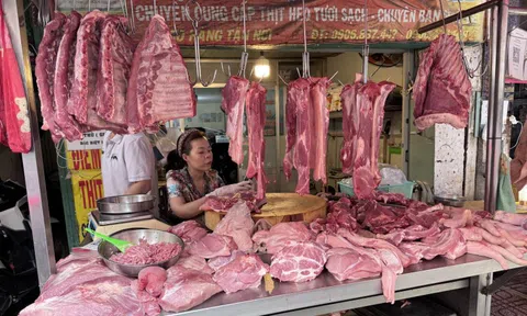 Giá thịt heo ở chợ lẻ cao gần gấp đôi chợ đầu mối