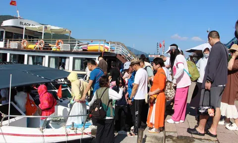 Biển người đổ về Nha Trang mùng 5 Tết: Trung tâm kẹt cứng, khách sạn kín phòng