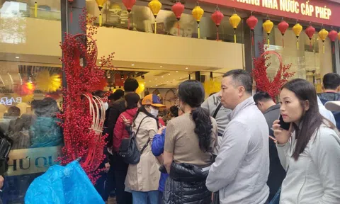 Người dân xếp hàng từ sáng đến trưa chờ mua "bạc ngựa"