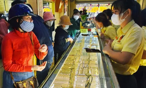 Giá vàng hôm nay 26-2: Vàng thế giới biến động mạnh