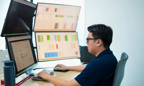 VN-Index gây bất ngờ cuối phiên, chuyên gia khuyên 'chưa nên vội bắt đáy'