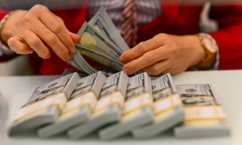 Giá USD ngân hàng tăng kịch trần, USD tự do lên sát 27.000 đồng/USD