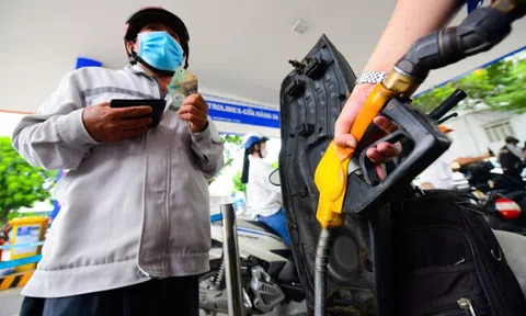 Giá xăng RON95 tăng 335 đồng, dầu tăng 2.500 đồng/lít