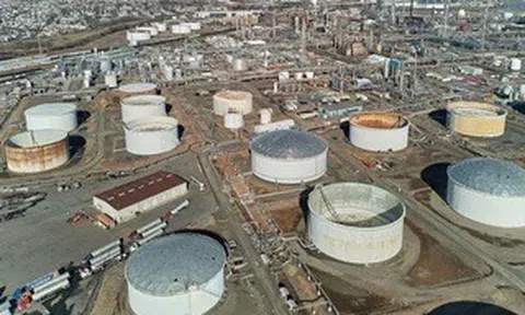 Vì sao các nước xả kho, giá dầu thế giới vẫn tăng cao?