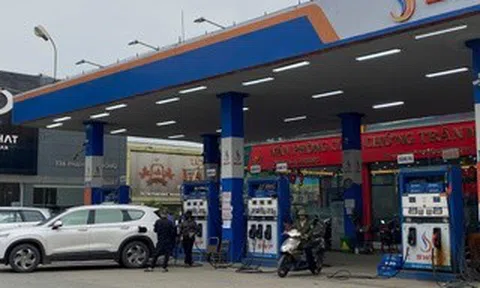 Cảnh tượng khác lạ tại cây xăng khi giá giảm sâu
