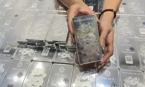 Giá bạc hôm nay 16-3: Giảm nhanh hơn thế giới, người mua bạc lại "méo mặt"