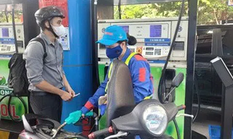 Giá xăng RON95-III tăng mạnh, lên 30.690 đồng/lít