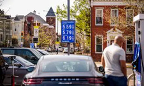 Giá dầu tăng vọt 12% khi xung đột Iran chưa có dấu hiệu hạ nhiệt