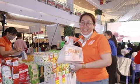 Khách tham quan hào hứng trải nghiệm sản phẩm mới tại gian hàng Saigon Co.op