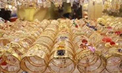 Giá vàng bật tăng mạnh sau khi ông Trump tuyên bố eo biển Hormuz 'hoàn toàn mở cửa'