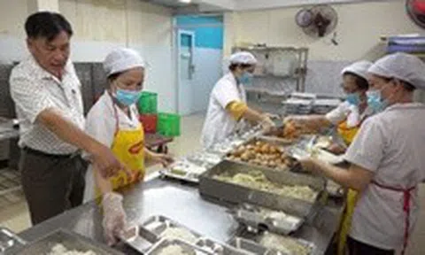 Lo ngộ độc thực phẩm, TP.HCM làm gì để siết chuỗi cung ứng suất ăn trường học?