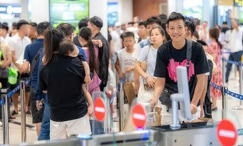 Giá vé máy bay tăng cao, khách bay dịp 30-4 vẫn tăng tới 15%