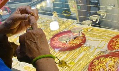 Giá vàng hôm nay, 28-4: Tiếp tục lao dốc