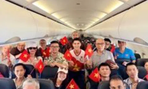 Vietjet rực rỡ cờ đỏ sao vàng chào đón hành khách mừng Đại lễ 30-4