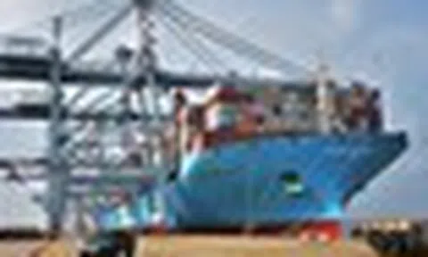 Khoảnh khắc Việt Nam lần đầu tiên đón siêu tàu container lớn nhất thế giới, dài gấp 5 lần máy bay Airbus A380 cập cảng