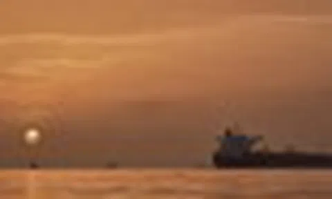 Iran hành động “gắt”, tàu hàng trúng đòn ở eo biển Hormuz