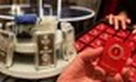 Giá vàng tiếp đà giảm, bạc ‘lao dốc’