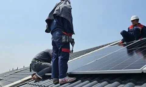 Giá tấm pin năng lượng, pin lưu trữ đồng loạt tăng giữa "cơn sốt" lắp điện mặt trời mái nhà