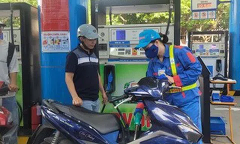Giá xăng dầu đồng loạt giảm mạnh, xăng RON95-III giảm tới 1.395 đồng/lít