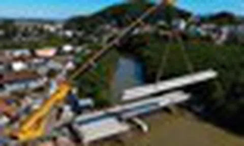 Phát hiện một 'cánh tay thép' đang xoay trục, nâng 72 dầm bê tông nặng 15 tấn vào đúng vị trí: Công trình 5,3 triệu USD dần lộ diện