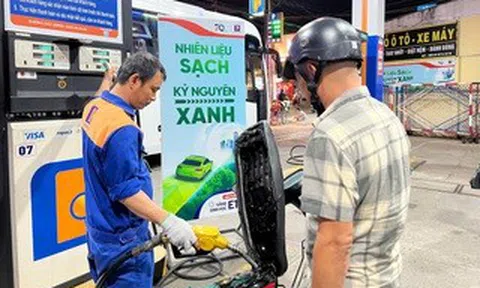 Giá xăng giảm mạnh gần 1.500 đồng/lít