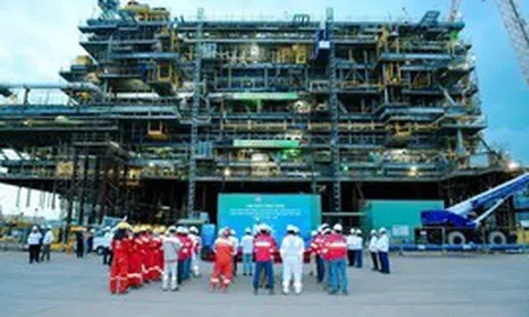 Hơn 4.000 người ngày đêm "thành hình" công trình 24.000 tấn, siêu dự án 12 tỷ USD đạt cột mốc quan trọng