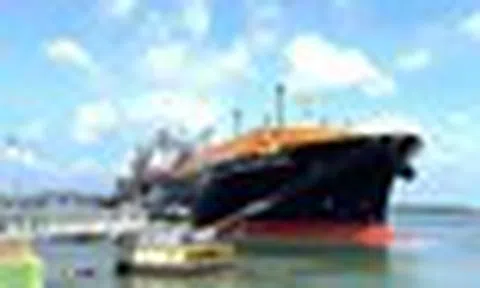 Tàu LNG khổng lồ từ Canada cập cảng Thị Vải, đưa 73.000 tấn nhiên liệu về Việt Nam