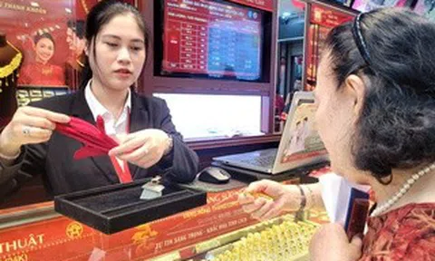 Chuyên gia lý giải vì sao giá vàng "ngủ dậy" giảm hàng triệu đồng mỗi lượng