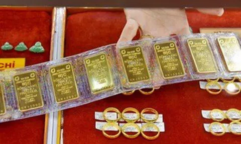Có 1 tỉ đồng, nên mua vàng hay gửi tiết kiệm để có lãi tốt hơn?