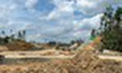 Phát hiện loạt xe ủi Trung Quốc rầm rộ san phẳng rừng rậm, xây công trình 'thế kỷ' trị giá hàng chục tỷ USD, rộng gần 2.600 km² tại nước láng giềng Việt Nam