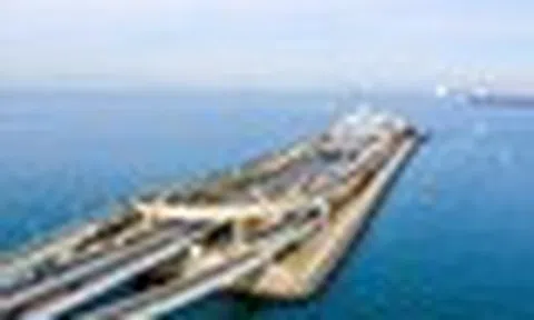 Phát hiện 197 cọc bê tông khổng lồ được cắm xuống đáy biển, gấp rút thi công một siêu dự án 230.000 tỷ đồng