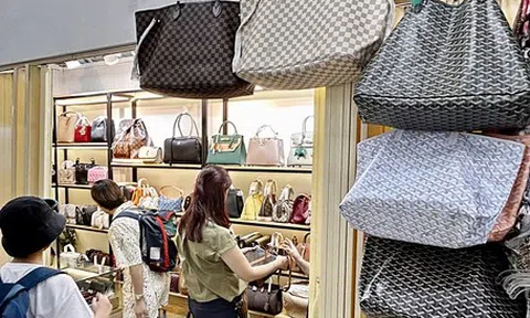 'Hàng hiệu' giá vài trăm nghìn đồng vẫn phủ kín chợ